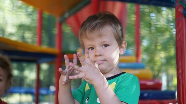 Kleiner Junge hat Spaß und spielt auf Spielplatz im Freizeitpark — Stockfoto