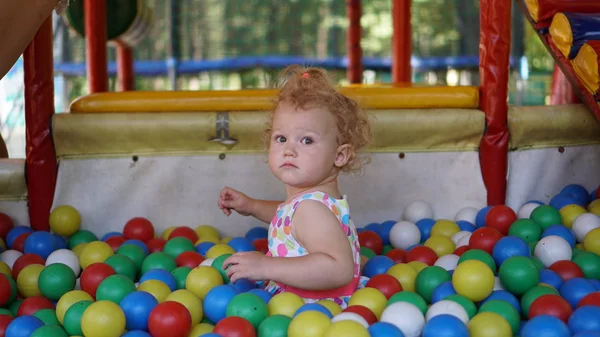 Kleines Mädchen hat Spaß und spielt auf Spielplatz im Freizeitpark — Stockfoto