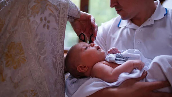 O sacramento do batismo. A baptizar o bebé. Criança, padre e padrinho . — Fotografia de Stock