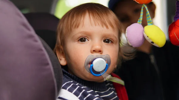 Гарненька Дитина Хлопець З Коричневий Очі Sitting З Soother — стокове фото