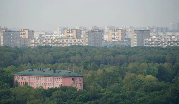 Moscow Cityscape. Urban houses tegen de grijze hemel bij Dawn. — Stockfoto