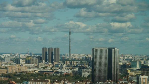 Uitzicht op het stadsbeeld van Moskou, stedelijke huizen tegen de bewolkte blauwe hemel — Stockfoto