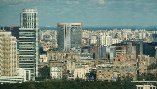 Moscow Cityscape. Stedelijke huizen tegen de blauwe lucht — Stockfoto