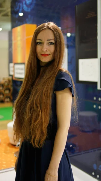 Porträt einer jungen Büroangestellten mit langen Haaren — Stockfoto