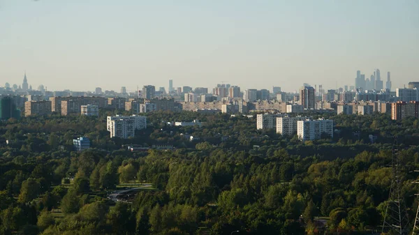 Moscow Cityscape. Urban houses tegen de grijze hemel bij Dawn. — Stockfoto