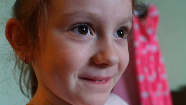 Glücklich fröhlich lächelndes Teenie-Mädchen mit großen braunen Augen in Großaufnahme. — Stockfoto