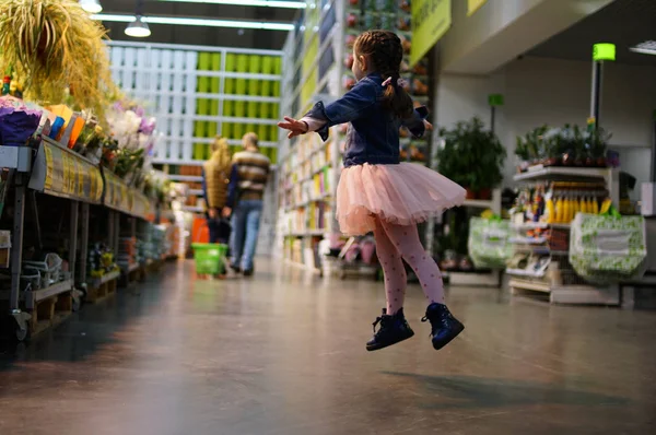 Retrato de linda niña bailando en el supermercado — Foto de Stock