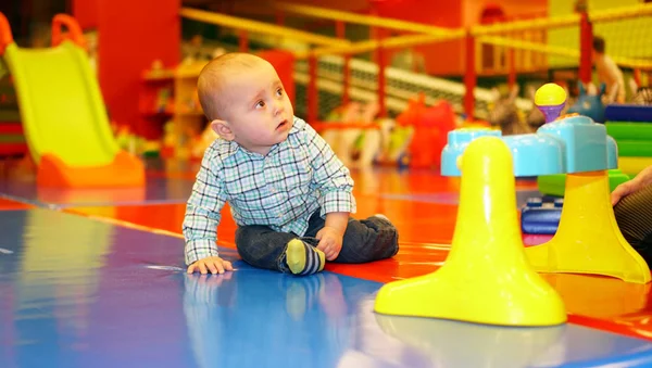 Bambino di due anni gioca nel parco giochi al coperto, concetto di stile di vita . — Foto Stock
