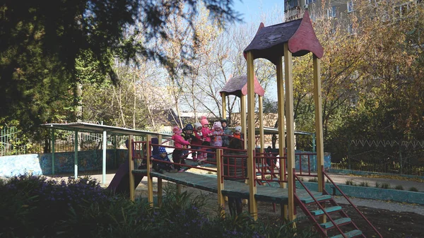 Donetsk, Ukraine - 12 octobre 2017. Enfants joue dans le jardin d'enfants . — Photo