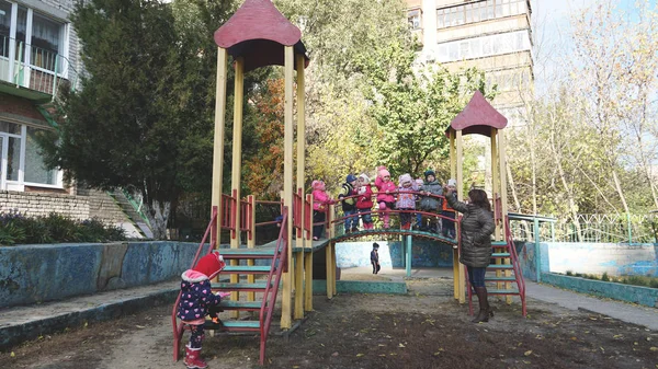 Donetsk, Ukraine - 12 octobre 2017. Enfants joue dans le jardin d'enfants . — Photo