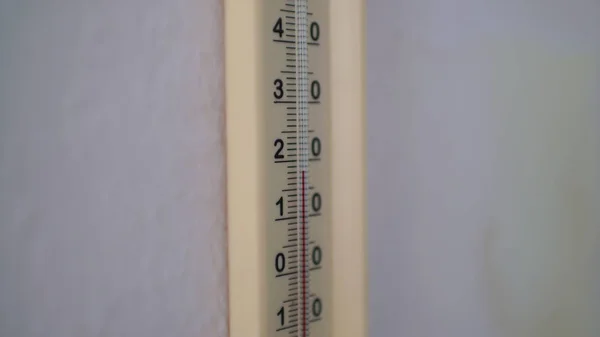 Escala en un termómetro. Termómetro con escala Celsius en pared . —  Fotos de Stock