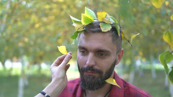 Homme barbu est décoré avec une couronne de feuilles dans le parc d'automne . — Photo