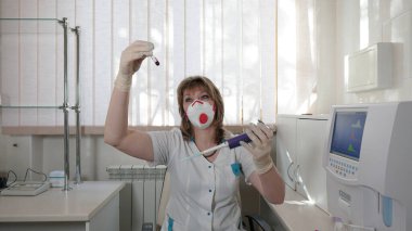 Solunum cihazında elinde tüple bir tıp teknisyeninin portresi..