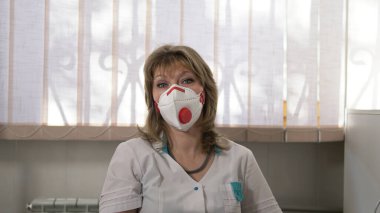 Laboratuvarda solunum yapan bir tıp teknisyeninin portresi..