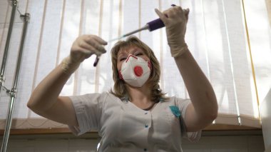 Laboratuvarda solunum cihazıyla bir tıp teknisyeninin portresi..