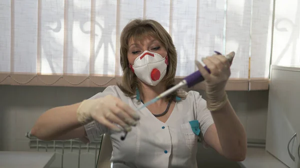 Portrait d'un technicien de laboratoire médical avec respirateur dans un laboratoire . — Photo