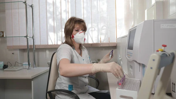 Potret seorang teknisi laboratorium medis dengan respirator di laboratorium . — Stok Foto