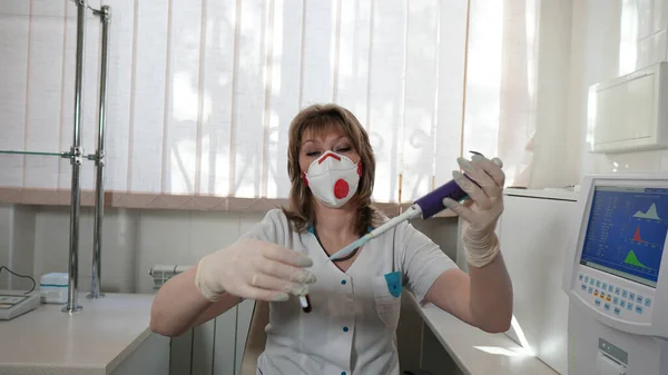 Potret seorang teknisi laboratorium medis dengan respirator di laboratorium . — Stok Foto