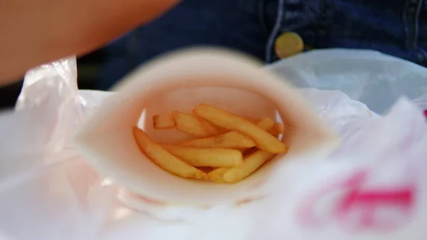 Algunas papas fritas dentro de una bolsa de papel —  Fotos de Stock