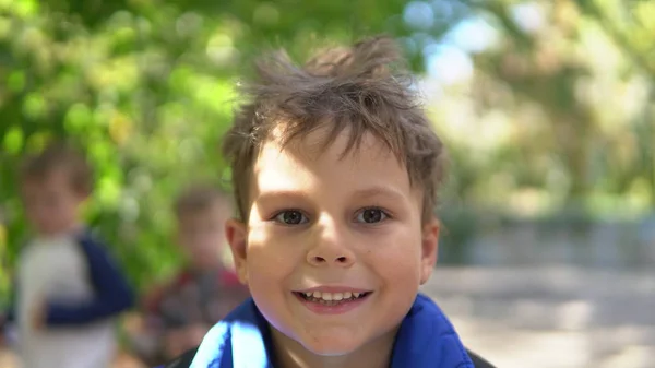 Clouse up retrato Criança pequena com cabelo desgrenhado no jardim de infância — Fotografia de Stock