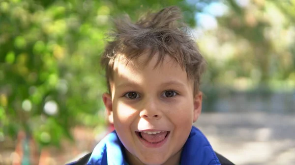 Clouse up retrato Criança pequena com cabelo desgrenhado no jardim de infância — Fotografia de Stock