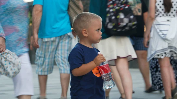 Söt Liten Pojke Med Blont Hår Blå Shirt Vallen Krim — Stockfoto