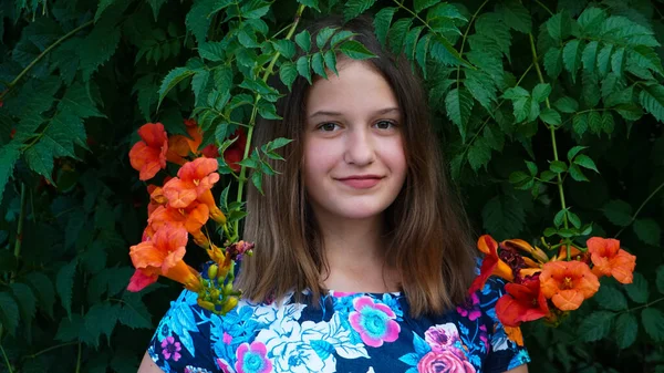 Belle Fille Posant Caméra Parmi Les Branches Avec Des Fleurs — Photo