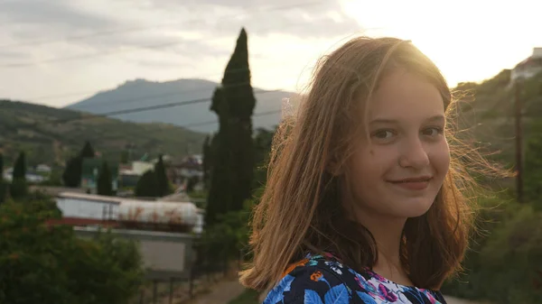 Schöne Mädchen Buntem Kleid Posiert Vor Der Kamera Mit Bergen — Stockfoto