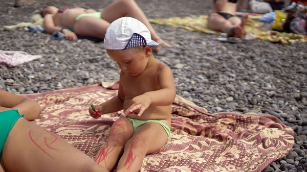 少年は海のそばのビーチで足を描いている 旅行のコンセプト — ストック写真