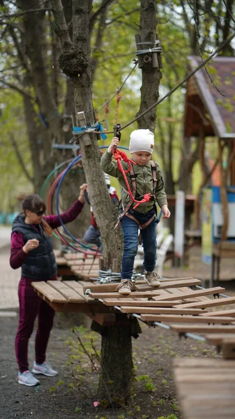 Сміливі Маленькі Хлопчики Мамою Допомагають Сходження Мотузковий Міст Пригодницькому Парку — стокове фото