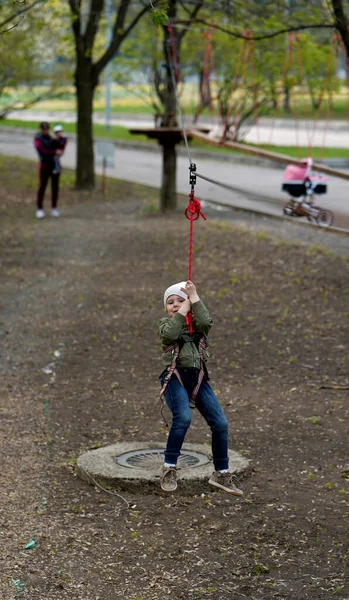 Mutiger Kleiner Junge Reitet Auf Gespanntem Seil Abenteuer Seilpark — Stockfoto