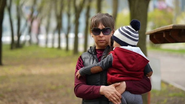 Gyönyörű Anya Aranyos Kisfiúval Parkban Tavasszal Boldog Család Tavasz Fogalma — Stock Fotó