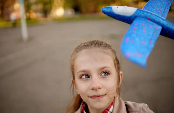 Belle Adolescente Mignonne Regardant Jouet Avion Bleu Volant Sur Terrain — Photo