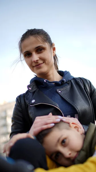 Portrait Adolescent Dans Une Veste Jaune Avec Maman Extérieur Concept — Photo