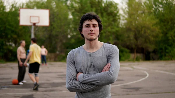 Jeune Homme Posant Sur Terrain Basket Avec Les Bras Croisés — Photo