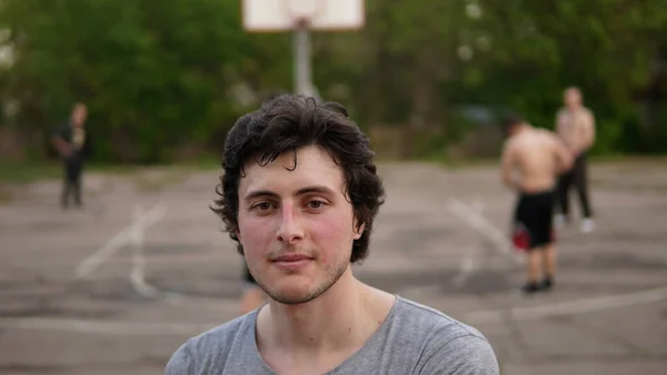 Jeune Homme Rougissant Sur Les Joues Posant Sur Terrain Basket — Photo