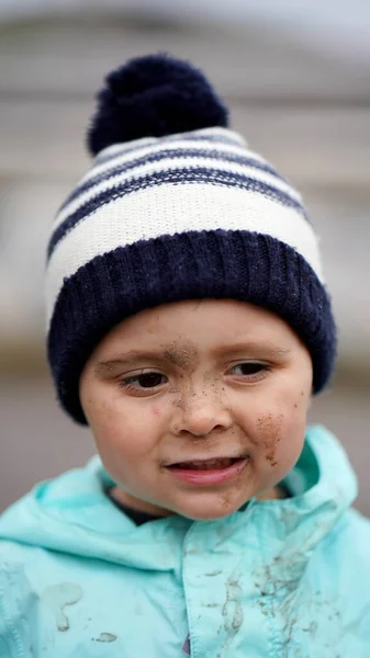 一个风趣的小男孩的画像 他有一张肮脏的脸 头罩着脏兮兮的脸 雨后散步 — 图库照片