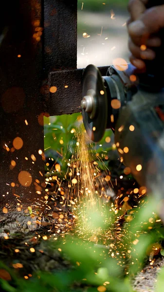 Artigiano Segare Metallo Con Smerigliatrice Disco Ruota Elettrica Taglio Metallo — Foto Stock