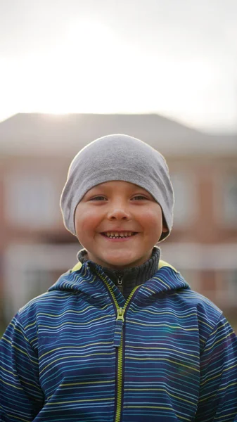 Retrato Sorrir Menino Bonito Casaco Azul Chapéu Cinza Playground Escola — Fotografia de Stock