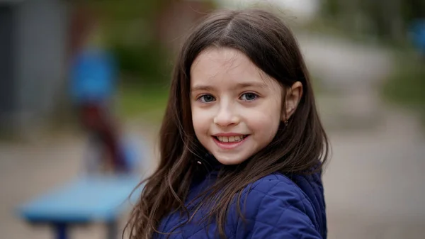 Retrato Uma Menina Bonita Com Cabelos Longos Soltos Casaco Azul — Fotografia de Stock