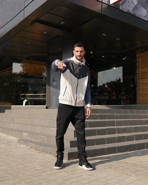 Jeune Homme Séduisant Posant Devant Magasin Homme Habillé Costume Trois — Photo