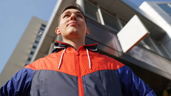 Junger Attraktiver Kerl Posiert Vor Geschäft Mann Dreifarbigem Trainingsanzug Konzept — Stockfoto