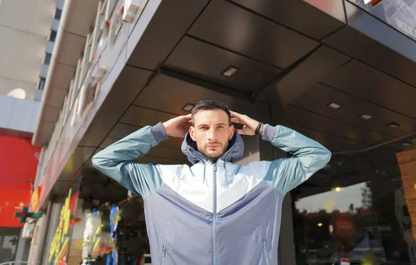 Jeune Homme Séduisant Posant Devant Magasin Homme Habillé Costume Trois — Photo