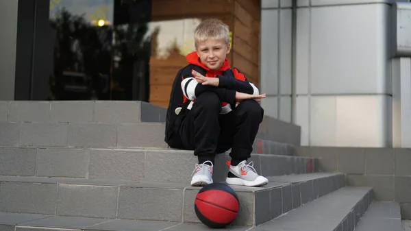 Ung Pojke Träningsdräkt Och Sneakers Poserar Med Basket Framför Butiken — Stockfoto