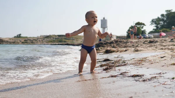 Deniz Kıyısında Yürüyen Şortlu Küçük Bir Çocuk Deniz Dalgası Boyunca — Stok fotoğraf