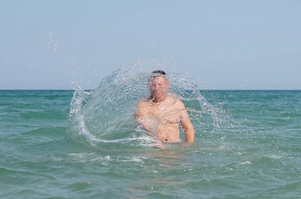 Erwachsener Mann Steht Blauen Meer Und Macht Sprühwelle Wasser Mit — Stockfoto