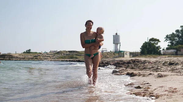 Deniz Kıyısındaki Mutlu Bir Aile Güvesinin Oğlunun Portresi Tatildeki Aile — Stok fotoğraf