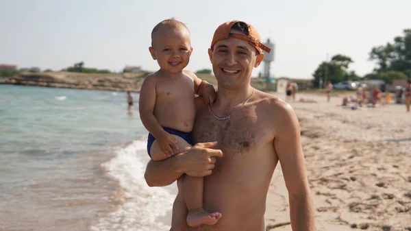 Kleines Kind Und Sein Vorsichtiger Vater Strand Junge Sitzt Auf — Stockfoto