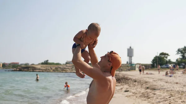 Nettes Glückliches Kind Und Sein Lächelnder Vater Strand Papa Hebt — Stockfoto