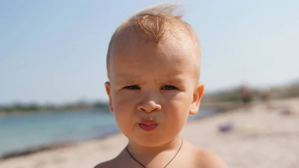 Porträtt Liten Pojke Stranden Barn Kisar Den Ljusa Solen Och — Stockfoto